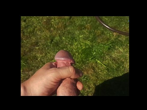 ❤️ Une chaudasse se fait baiser la chatte rose et jouit avec une giclée dans un jardin d'été... Porno de qualité at us ❌️❤