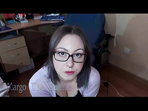 ❤️ Une fille sexy avec des lunettes suce profondément un gode devant la caméra Porno de qualité at us ❌️❤