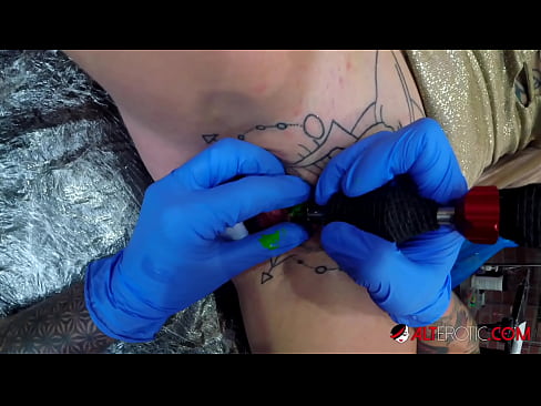 ❤️ Sully Savage, une chaudasse extrêmement tatouée, s'est fait tatouer le clitoris. Porno de qualité at us ❌️❤